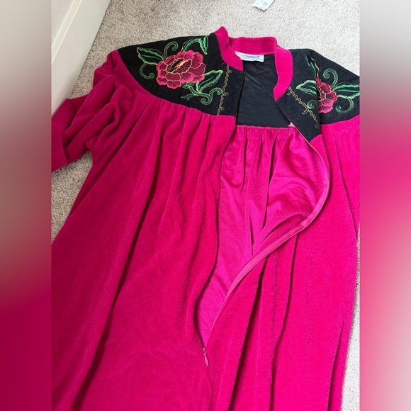 Vintage Vanity Fair Embroidered Floral House Dress Fuchsia Maxi - Picture 8 of 8